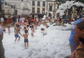 Fotografía de archivo. Fiesta del agua y de la espuma del pasado verano.