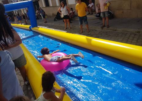 Imagen secundaria 1 - Multitudinaria fiesta del agua y de la espuma en Arroyo de la Luz