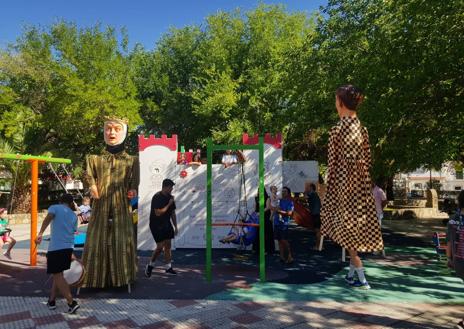 Imagen secundaria 1 - Multitudinaria fiesta del agua y de la espuma en Arroyo de la Luz