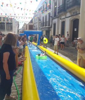 Imagen secundaria 2 - Multitudinaria fiesta del agua y de la espuma en Arroyo de la Luz