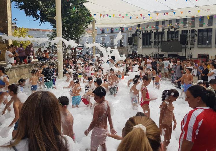Imagen principal - Multitudinaria fiesta del agua y de la espuma en Arroyo de la Luz