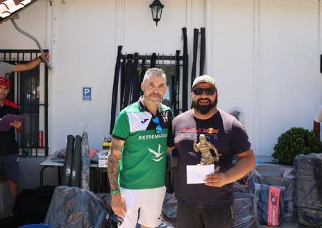 Imagen secundaria 1 - Evaristo Padilla gana el Concurso de Pesca Embalse Molano