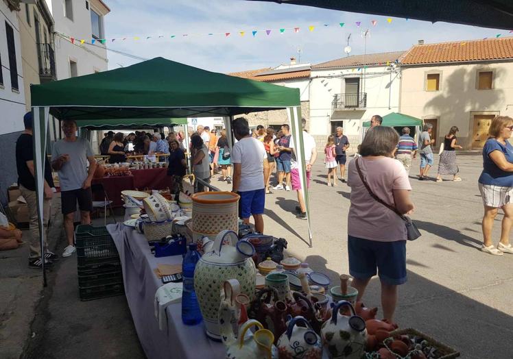 Imagen principal - Taller de alfarería para los más pequeños y exposiciones.