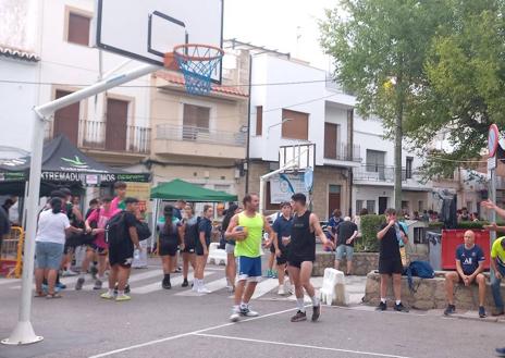 Imagen secundaria 1 - Gran asistencia al 3x3 Baloncesto Callejero de Arroyo de la Luz