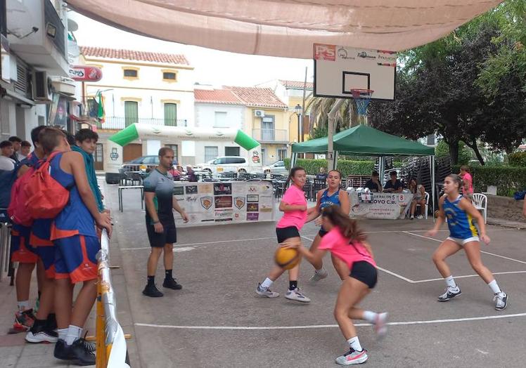 Imagen principal - Gran asistencia al 3x3 Baloncesto Callejero de Arroyo de la Luz