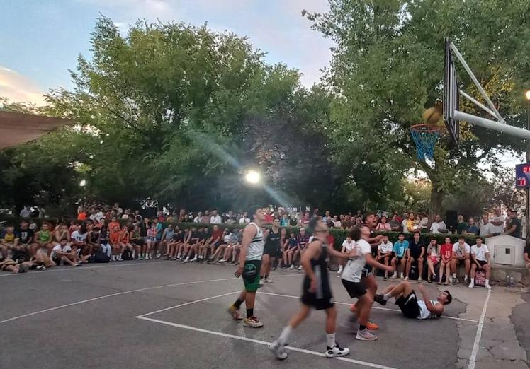 Imagen principal - Gran asistencia al 3x3 Baloncesto Callejero de Arroyo de la Luz