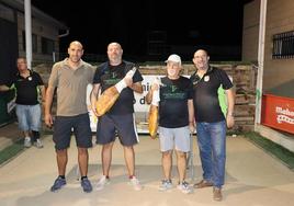 Ganadores Andrés y Nono, junto al concejal de Medio Ambiente, Juan Antonio Lucas y el presidente del Club Amigos de Petanca, Miguel Cortés.