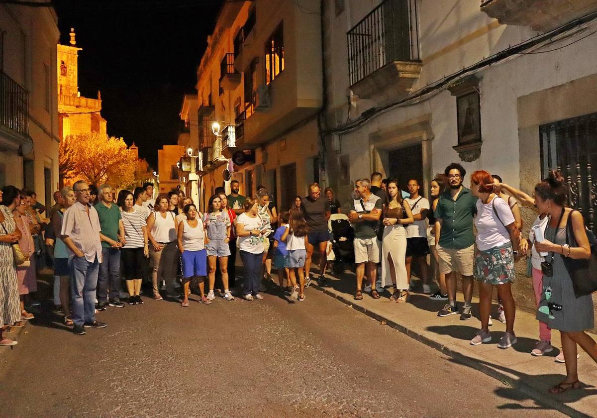 Más de 70 personas participan en el II Recorrido Nocturno por Arroyo de la Luz