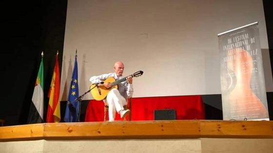 Ricardo Gallén abrió el ciclo de conciertos del Festival Internacional de Guitarra de Arroyo de la Luz