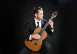Özberk Miraç pone fin al ciclo de conciertos del Festival Internacional de Guitarra de Arroyo de la Luz