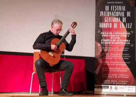 Imagen secundaria 1 - Grandes guitarristas participaron en el ciclo de conciertos del Festival Internacional de Guitarra de Arroyo de la Luz
