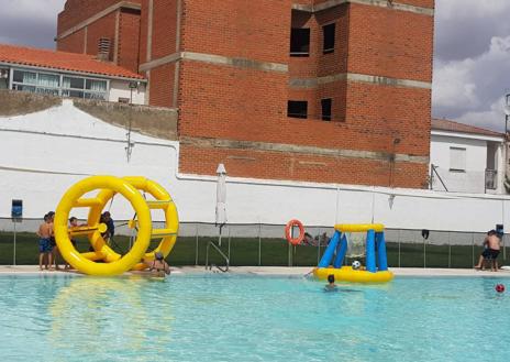 Imagen secundaria 1 - Divertido día de piscina con hinchables y juegos de agua