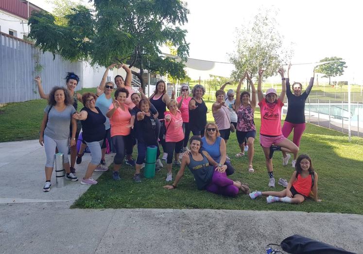 Imagen principal - 20 mujeres han participado en las sesiones de yoga con Nieves Fresneda