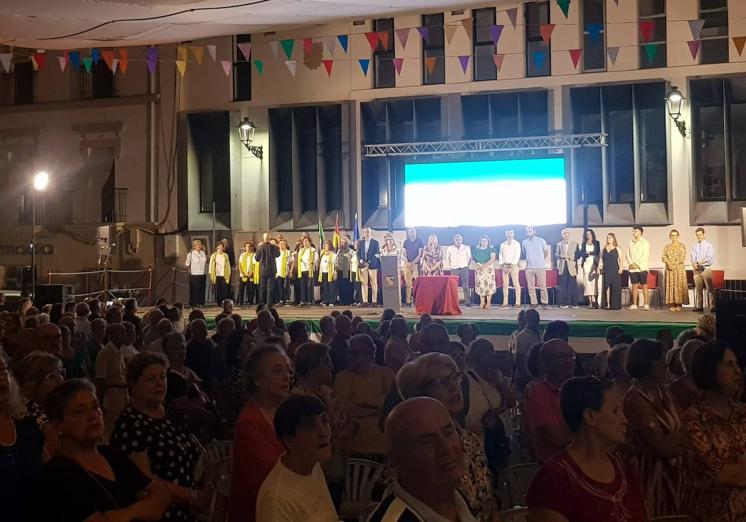 Imagen principal - Interpretación del himno de Extremadura durante el izado de bandera.