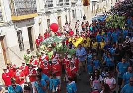 Imagen de archivo de un desfile de peñas.