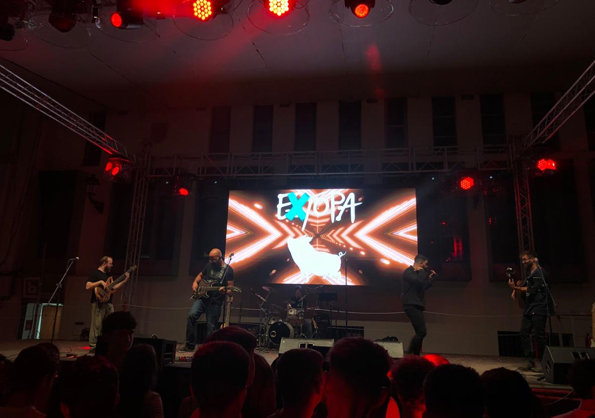 Imagen principal - La plaza se rindió a 'Merece la peña' y su original pregón que abrió oficialmente las Ferias de Septiembre