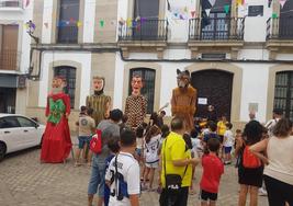 Los cabezudos vuelven a recorrer las calles arroyanas