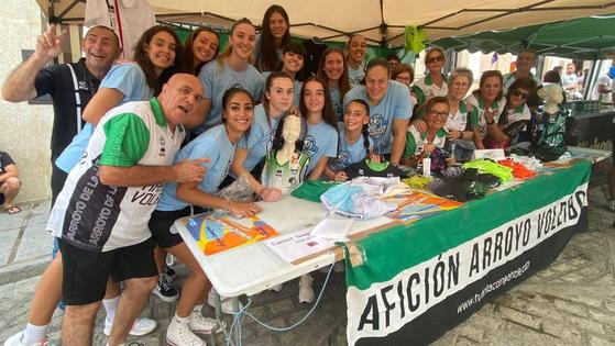 La Peña 'Afición Voleibol Arroyo' expende cerca de un centenar de carnets en el Día de las Familias