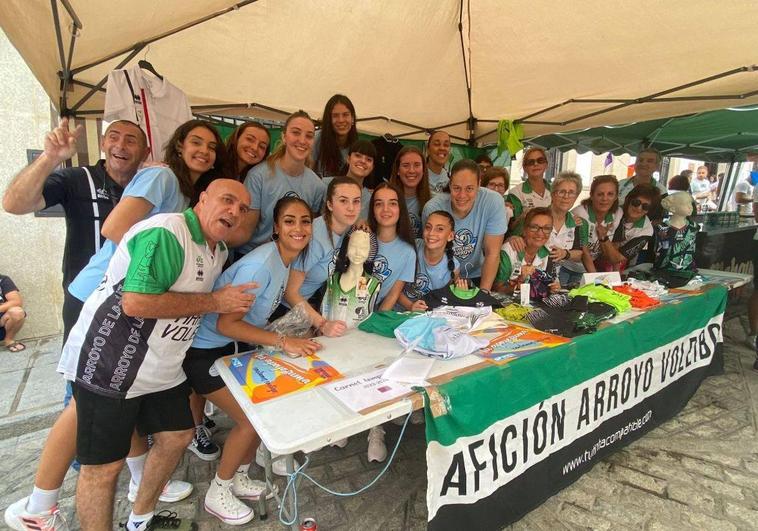 La Peña 'Afición Voleibol Arroyo' expende cerca de un centenar de carnets en el Día de las Familias