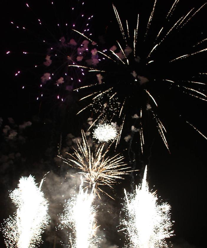 Imagen principal - Los fuegos artificiales pusieron el broche de oro a las ferias arroyanas