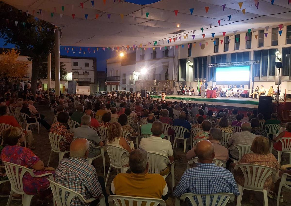 Imagen secundaria 1 - Arriba, autoridades y premiados. Debajo, vista del acto e izado de bandera.