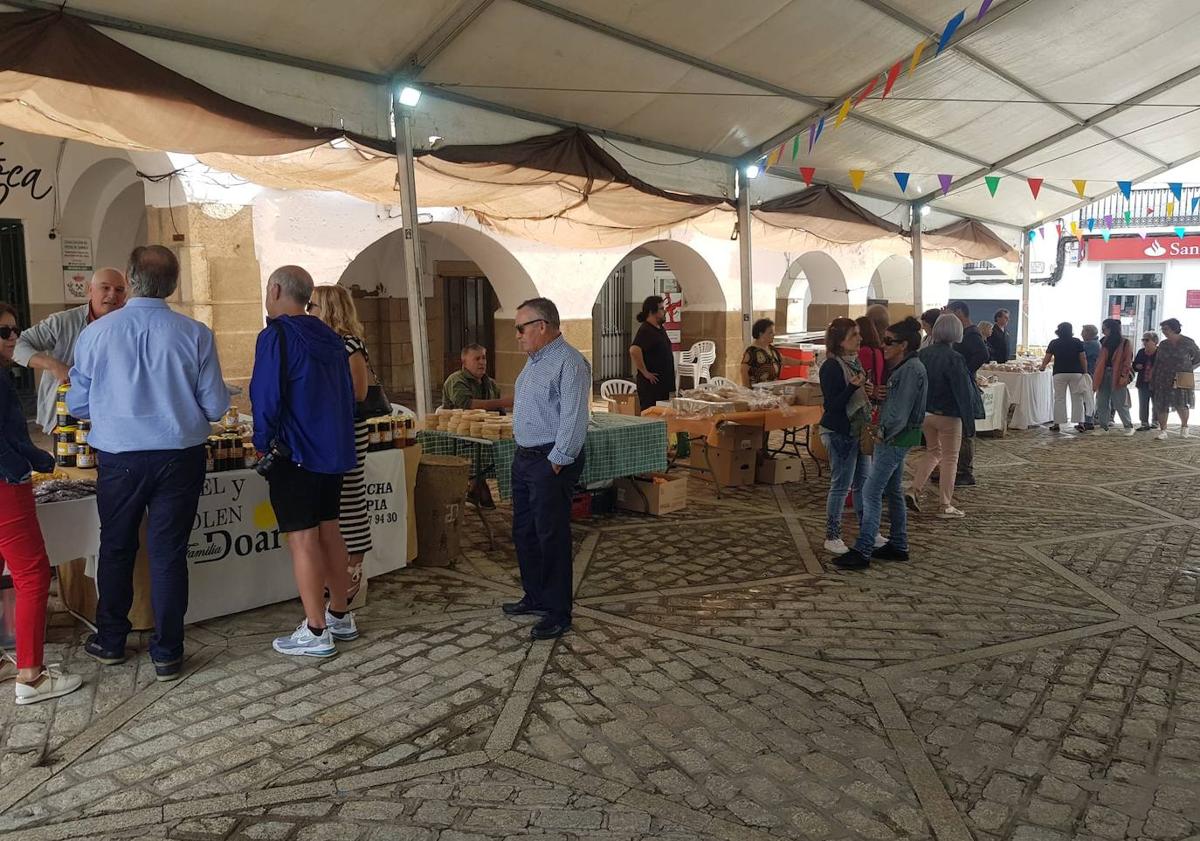 Imagen principal - Gran asistencia a la VI Feria Agroalimentaria de Arroyo de la Luz