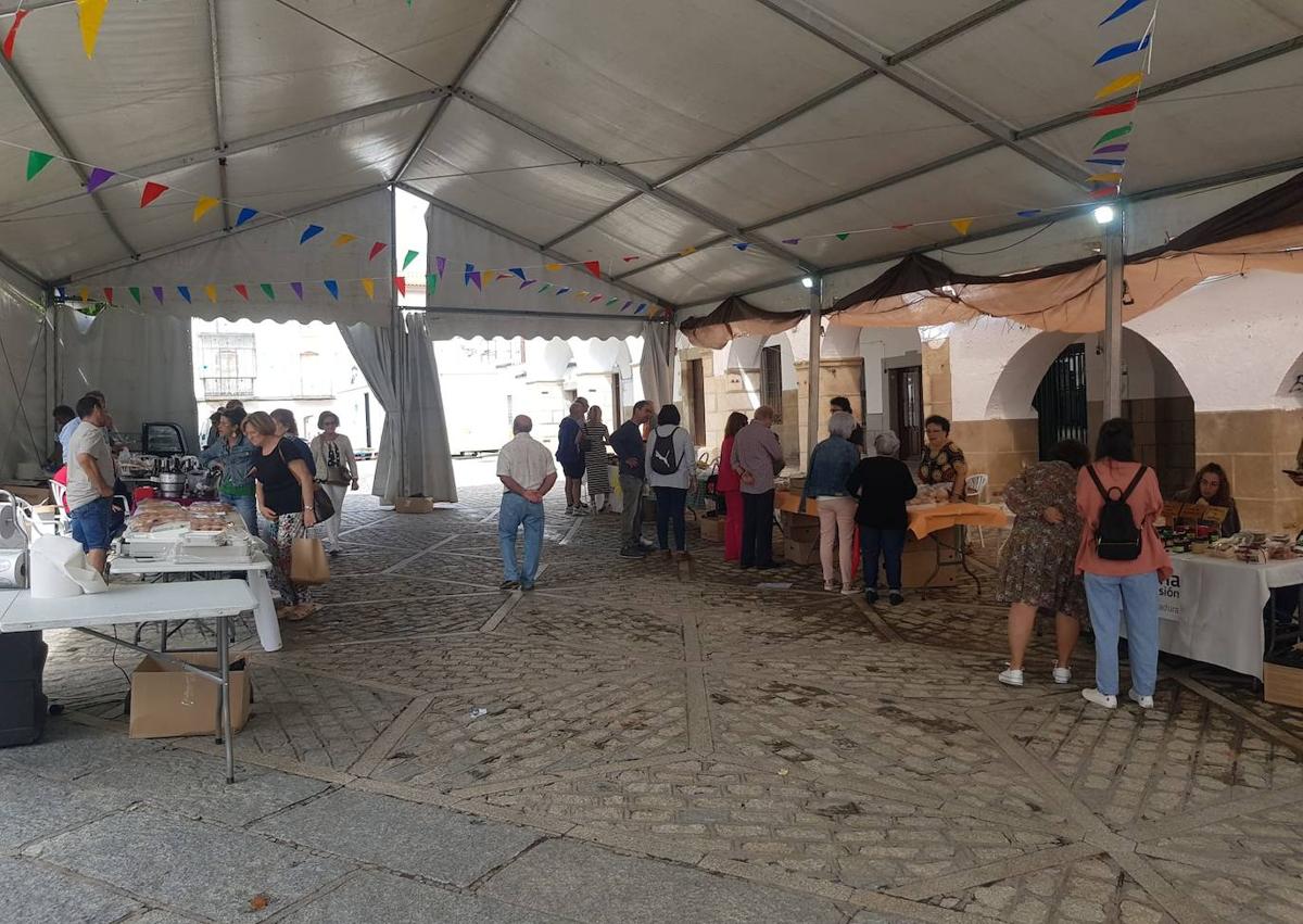 Imagen secundaria 1 - Gran asistencia a la VI Feria Agroalimentaria de Arroyo de la Luz