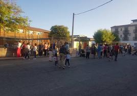 Imagen de archivo de los niños entrando en el colegio.