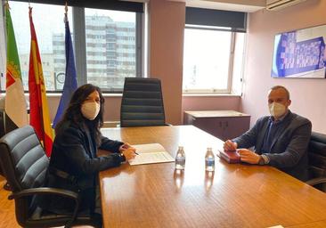 Carlos Caro, alcalde de Arroyo de la Luz, reunido con la consejera de la legislatura anterior.