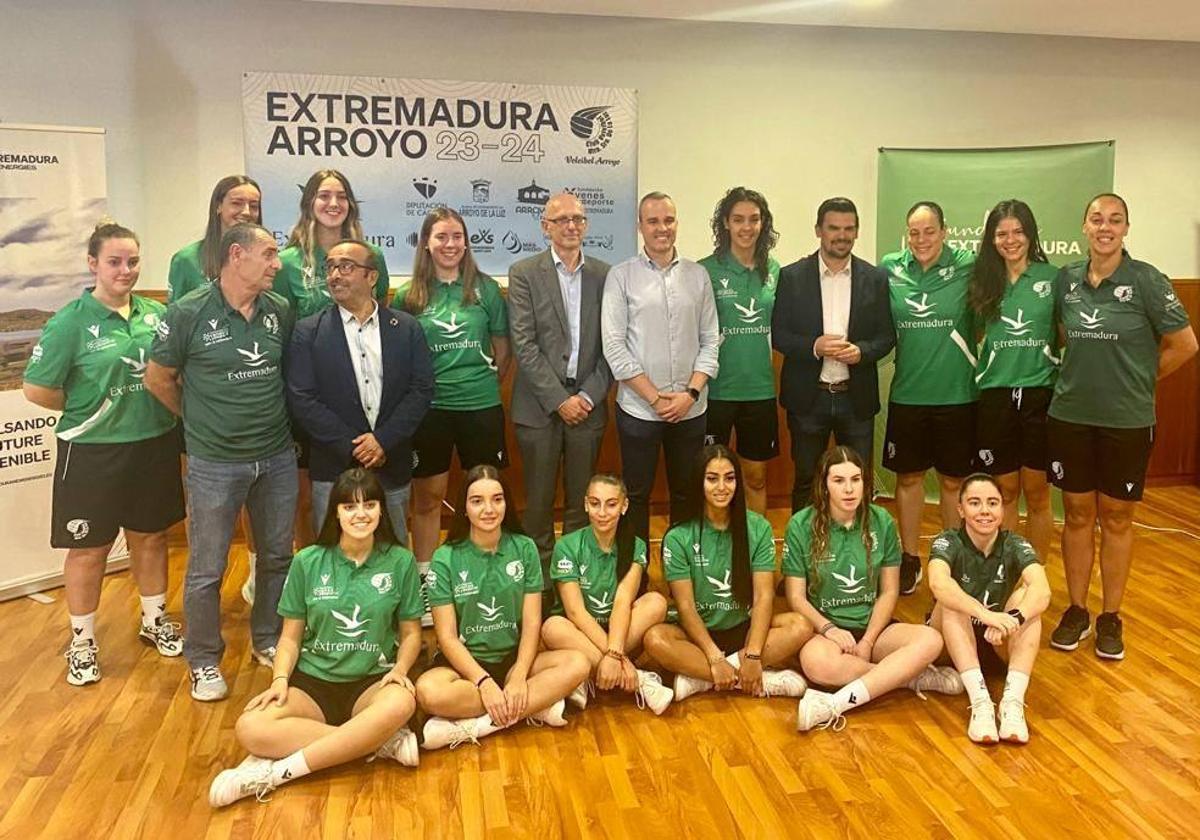 Autoridades y plantilla al término del acto.