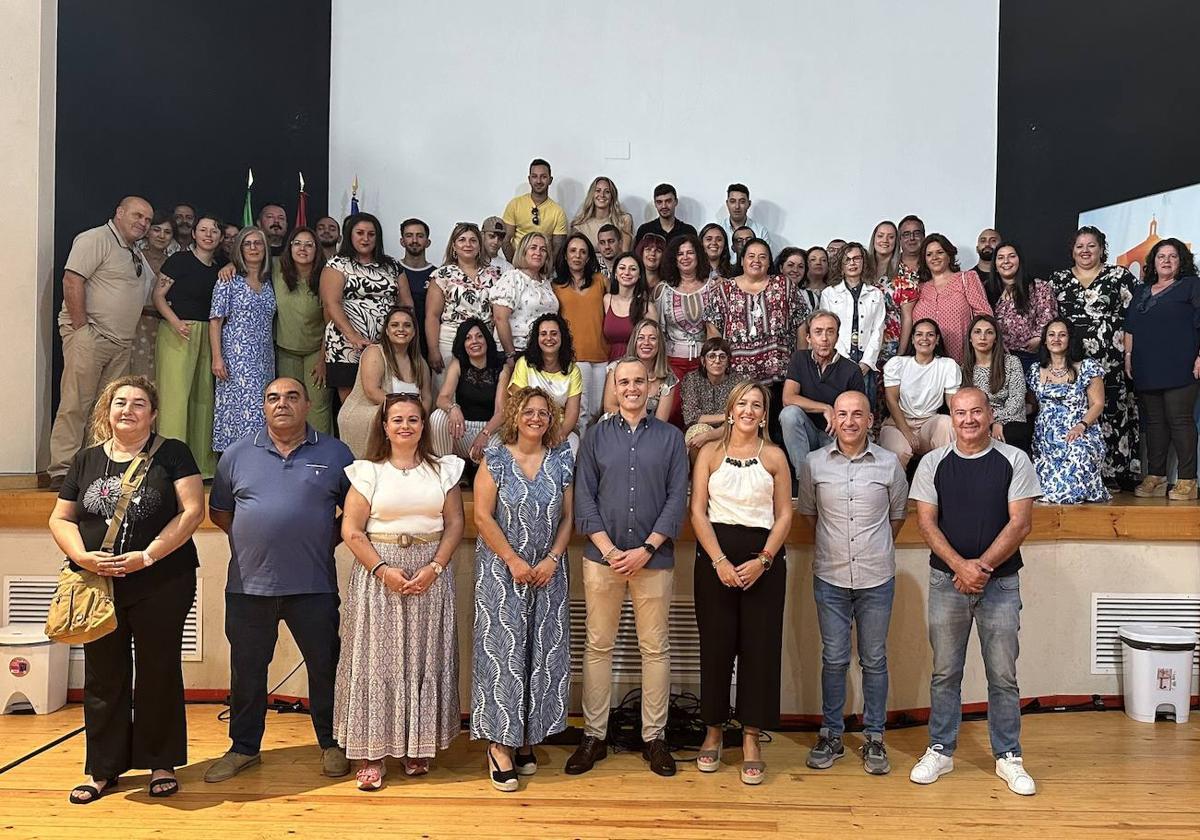 Fotografía de familia de autoridades y alumnos tras la clausura.