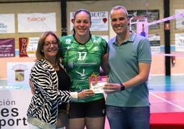 Janine Sandell entre el alcalde de Arroyo de la Luz, Carlos Caro, y la edil Merche Pérez.