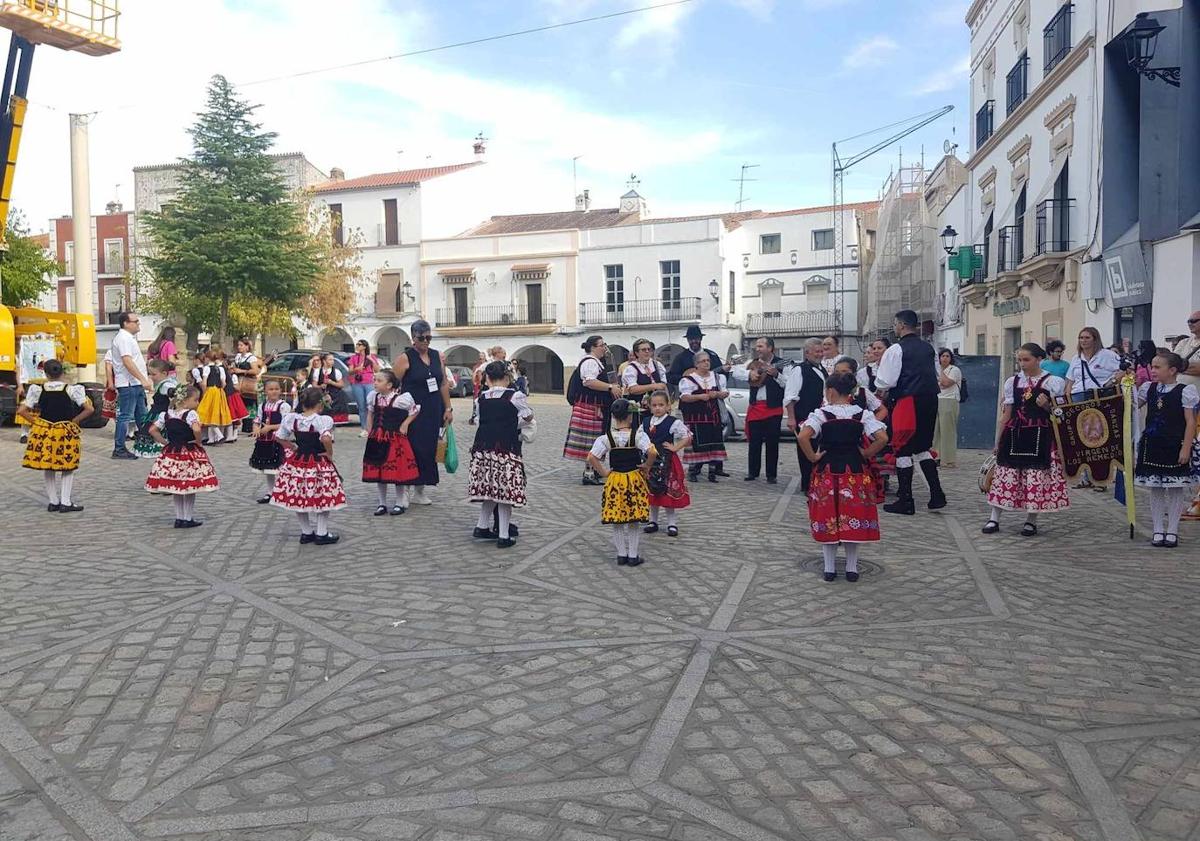 Imagen principal - Gran asistencia durante el XXII Festival Infantil de Folklore Ángela Capdevielle en Arroyo de la Luz