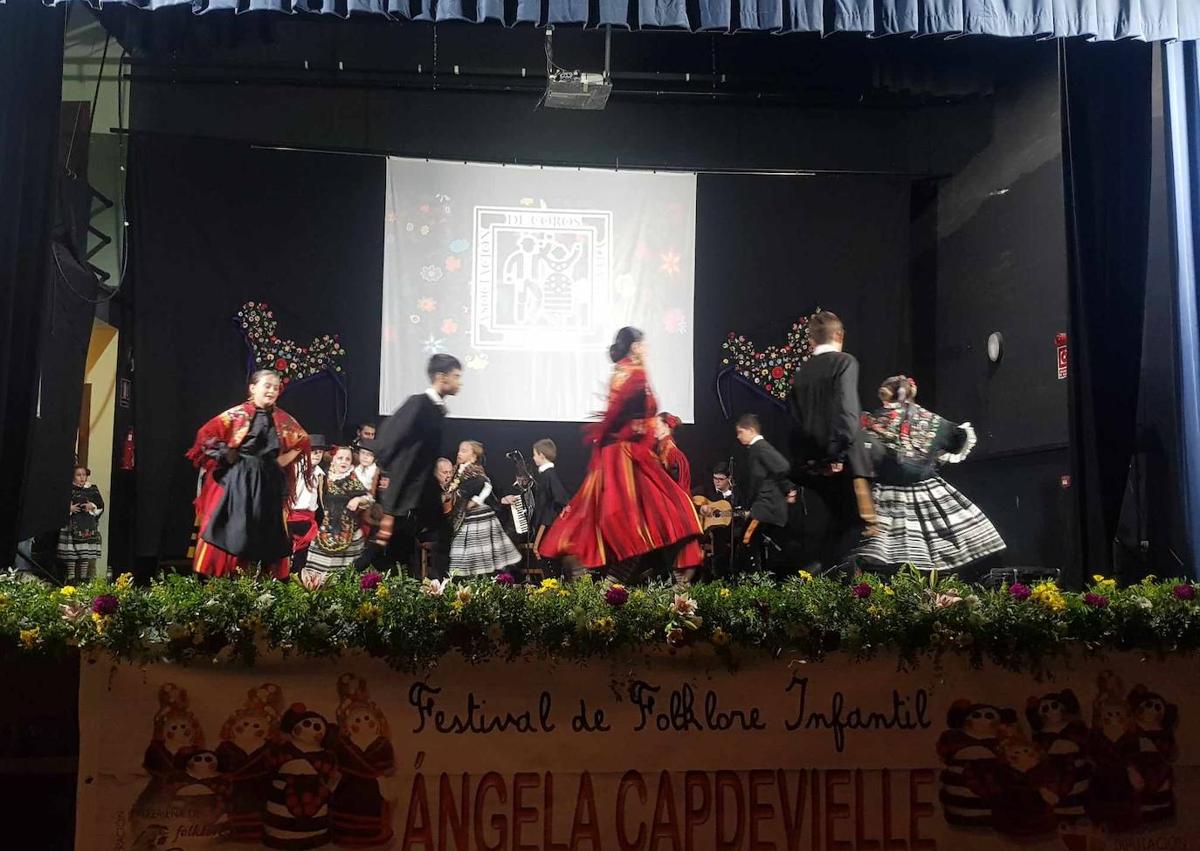 Imagen secundaria 1 - Asocaición de Coros y Danzas de Badajoz.