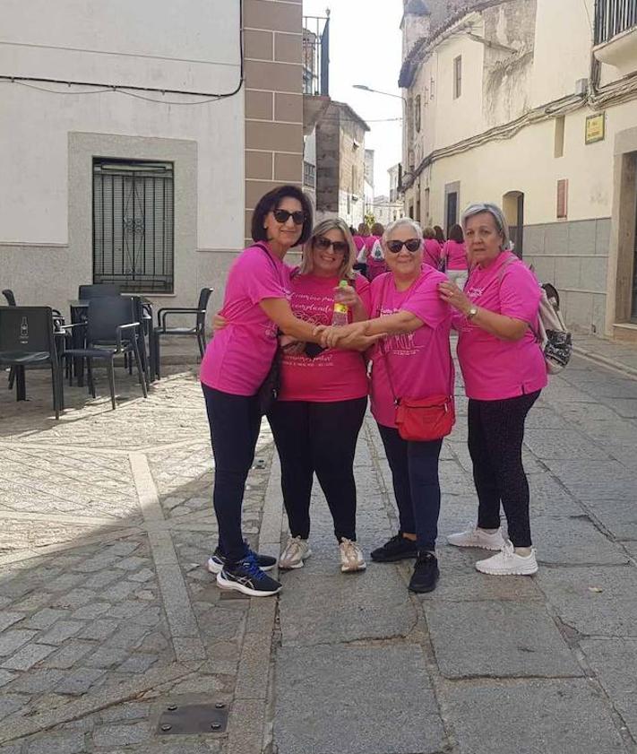 Imagen secundaria 2 - Arroyo de la Luz se tiñe de rosa contra el cáncer de mama