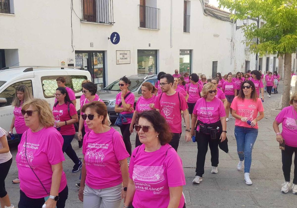 Imagen principal - Arroyo de la Luz se tiñe de rosa contra el cáncer de mama