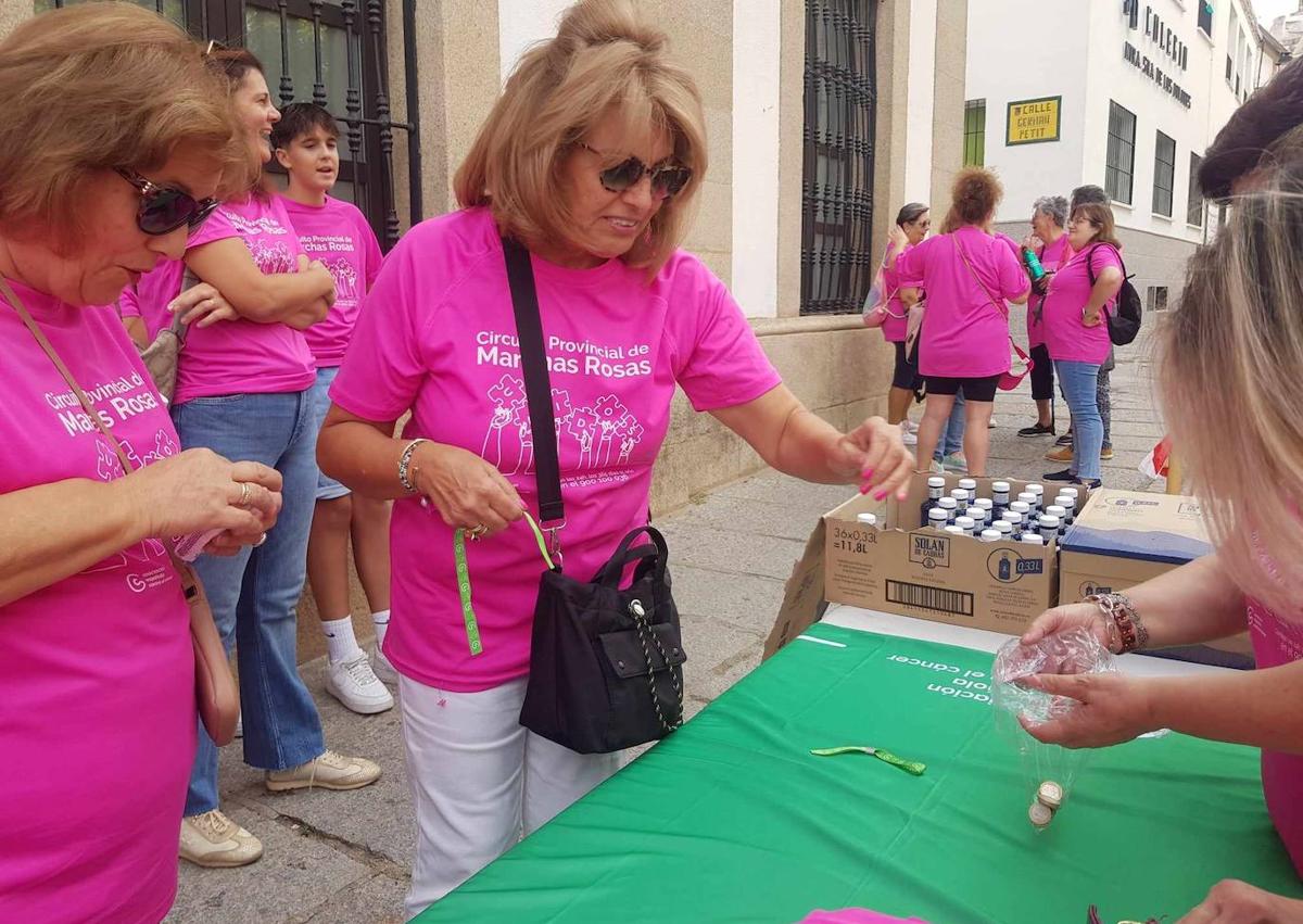 Imagen secundaria 1 - Arroyo de la Luz se tiñe de rosa contra el cáncer de mama