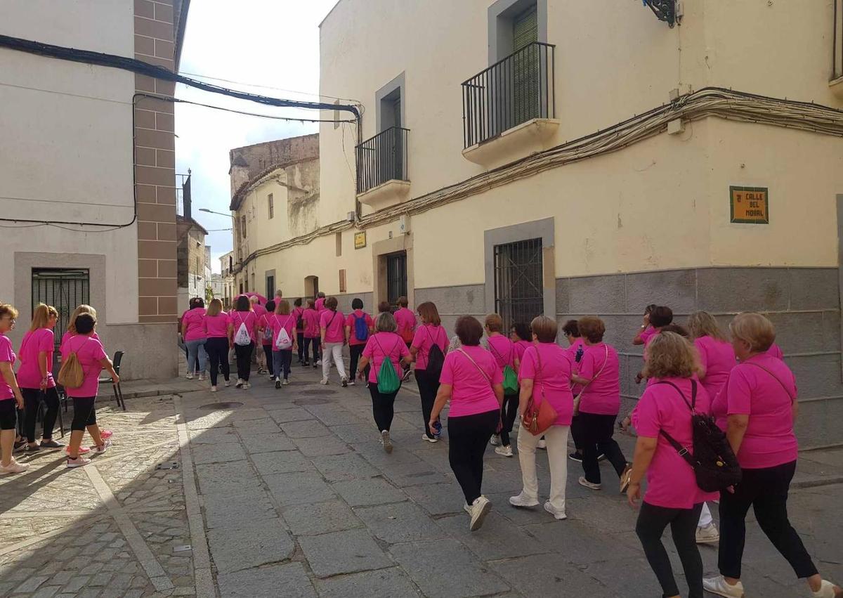 Imagen secundaria 1 - Arroyo de la Luz se tiñe de rosa contra el cáncer de mama