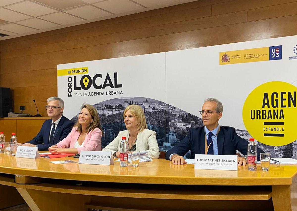 Imagen secundaria 1 - Carlos Caro, alcalde de Arroyo de la Luz, estuvo en el Foro Local para la Agenda Urbana Española