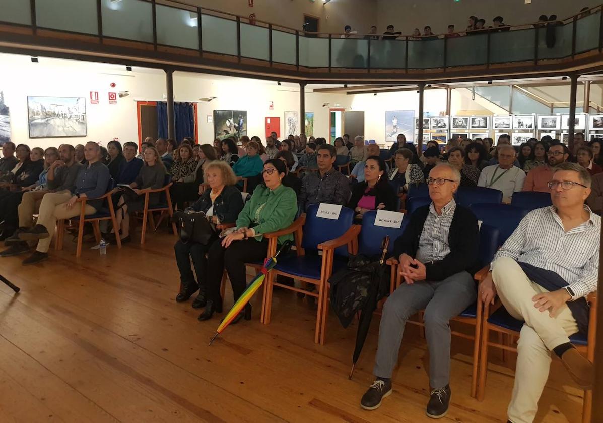 Imagen principal - En la entrega de premios estuvo presente el hijo del poeta, Vicente Ramos.
