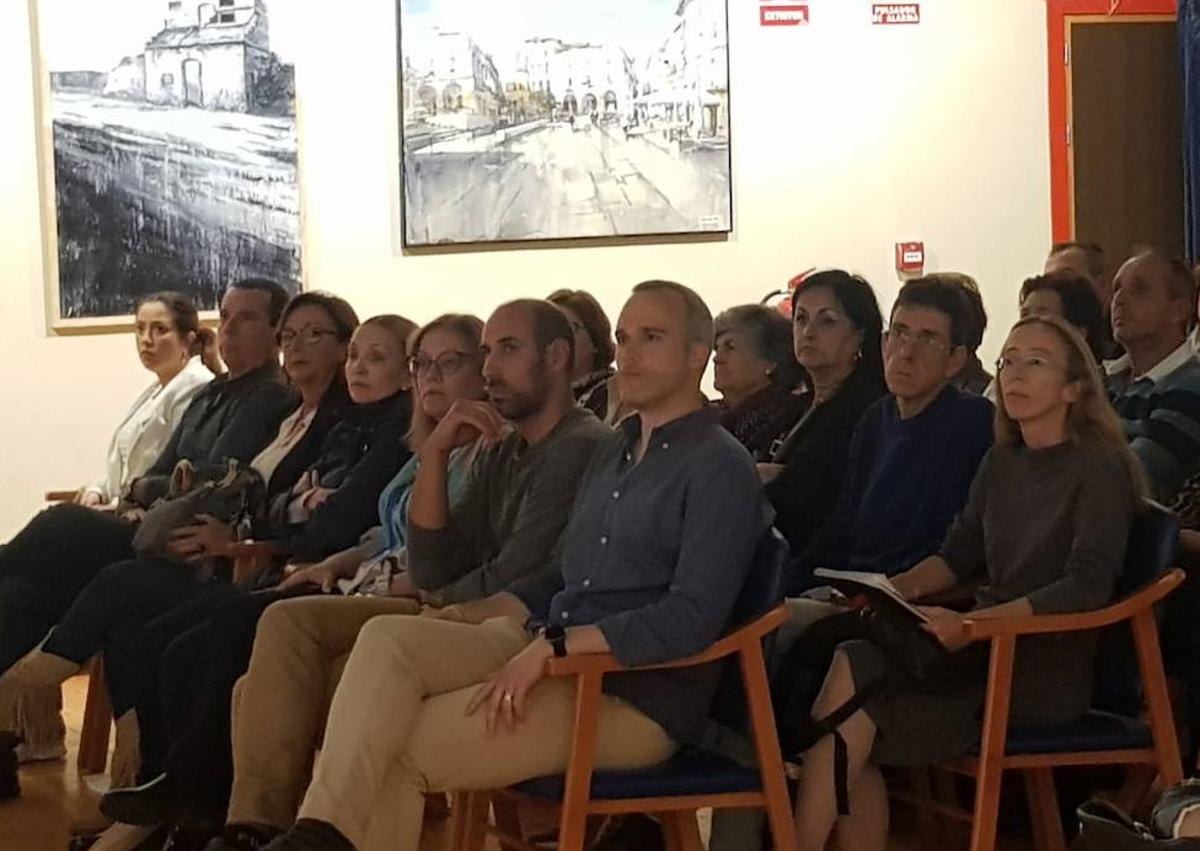 Imagen secundaria 1 - En la entrega de premios estuvo presente el hijo del poeta, Vicente Ramos.