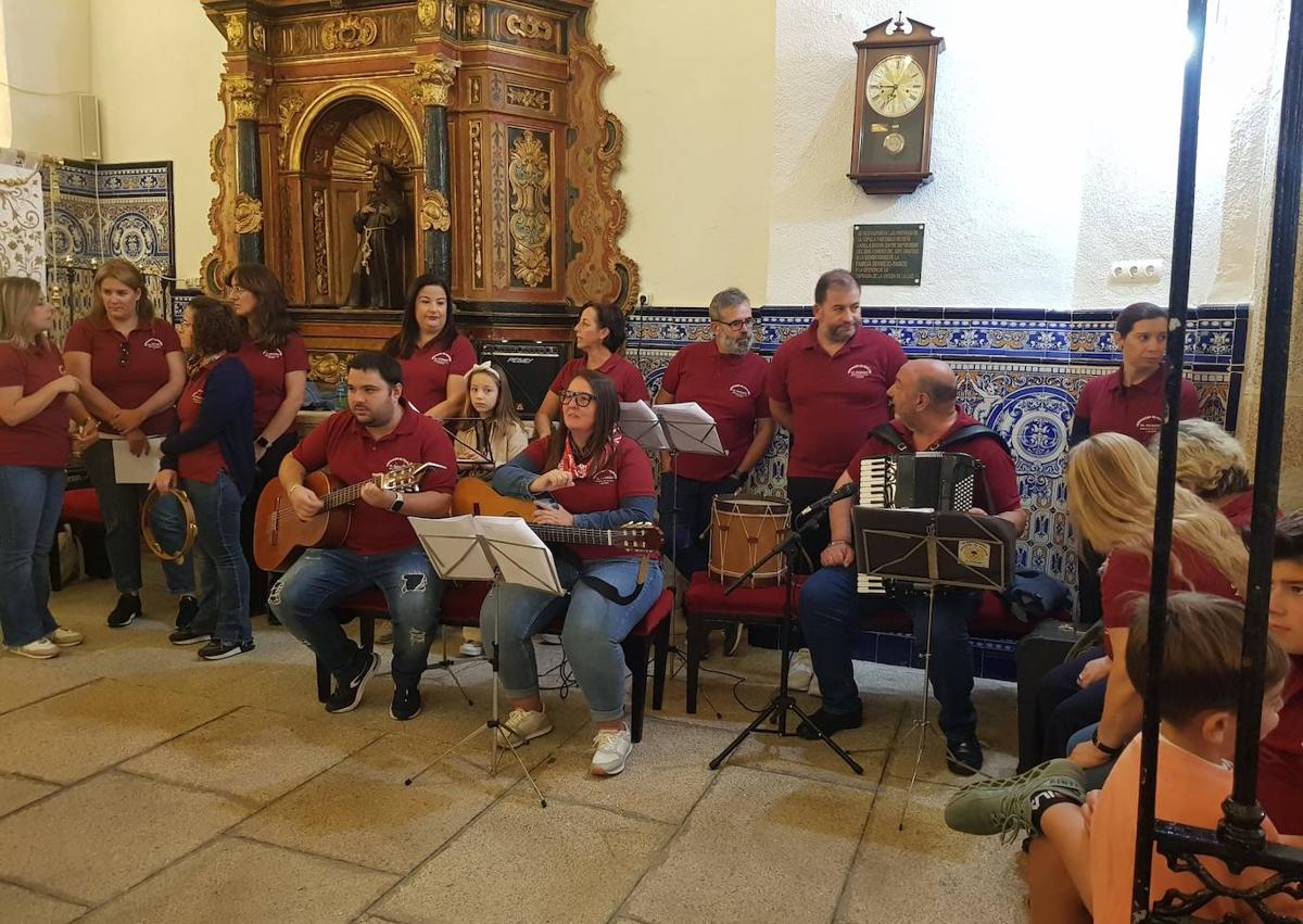 Imagen secundaria 1 - Arriba, Equipo de Gobierno y Cofradía de la Virgen de la Luz. Debajo, miembros de El Pandero antes del comienzo de la misa.
