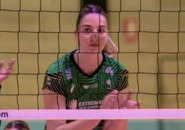 'Balbi' Ulla, atenta en defensa en primera línea.