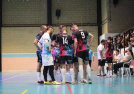 Fotografía de archivo. El equiop deliberando durante un partido.