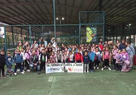 Foto de familia de los niños que participan en el programa.