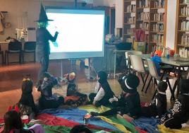 La biblioteca celebró Halloween con varias actividades para los niños