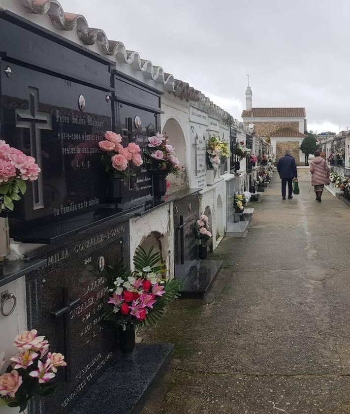 Imagen secundaria 2 - Numerosos visitantes se acercaron al cementerio arroyano en el Día de Todos los Santos