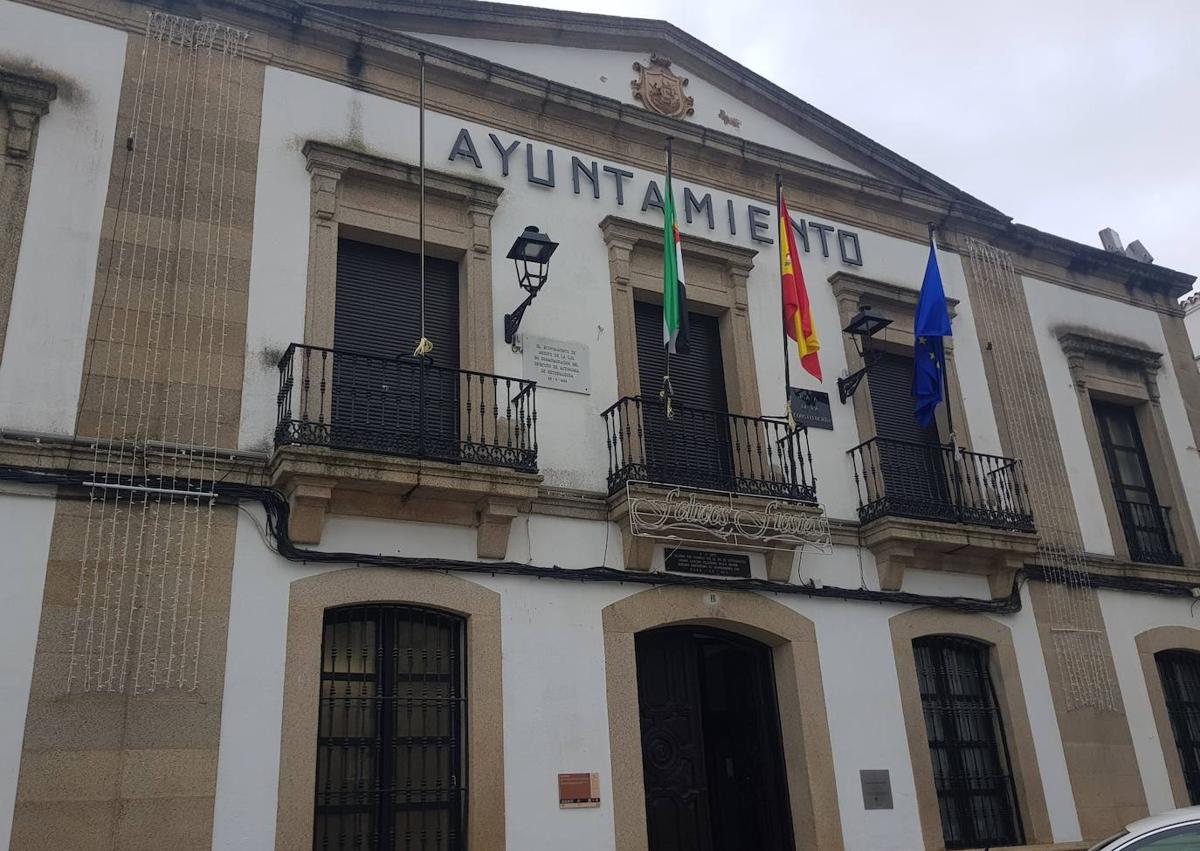 Imagen secundaria 1 - Luces colocadas en la iglesia, el Ayuntamiento y el colegio.