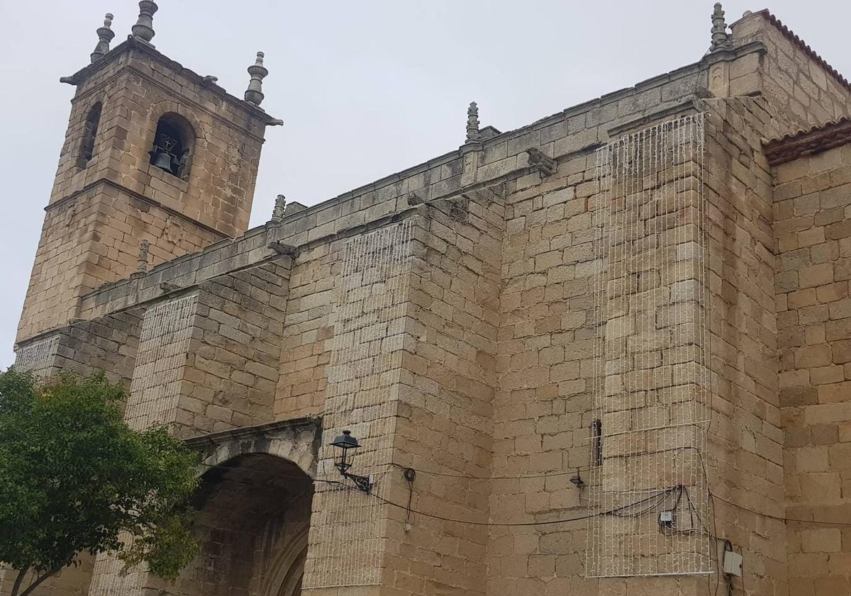 Imagen principal - Luces colocadas en la iglesia, el Ayuntamiento y el colegio.