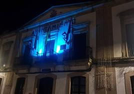 Fachada del Ayuntamiento arroyano iluminada con luces azules.